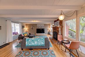 Spacious Grants Pass Home w/ Hot Tub & Views!