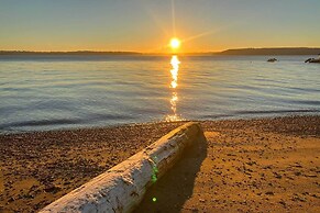 Tacoma 'dash Point Beach Cabin' w/ Balcony!