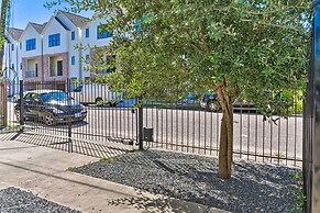 Central Houston Townhouse - 1 Mi to Downtown!