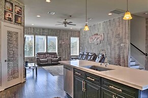 Central Houston Townhouse - 1 Mi to Downtown!