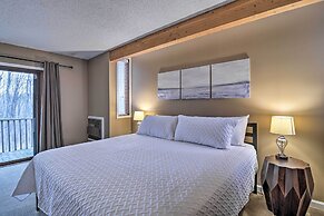 Cozy Bellaire Condo w/ Balcony - 3 Mi to Skiing!