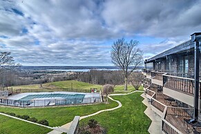 Cozy Bellaire Condo w/ Balcony - 3 Mi to Skiing!