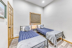 Modern Mtn Home w/ Sports Court, Near Alto Lake!