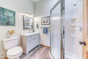 Modern Mtn Home w/ Sports Court, Near Alto Lake!