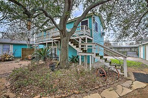 Walk to Coast: Galveston Bay Retreat w/ Grill