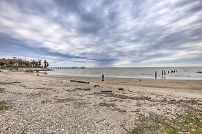 Walk to Coast: Galveston Bay Retreat w/ Grill