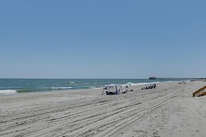 Coastal Condo on Beach w/ Community Pool Access!