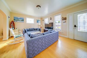 1 Block to Bridge Street: Lake Erie Vacation Home!
