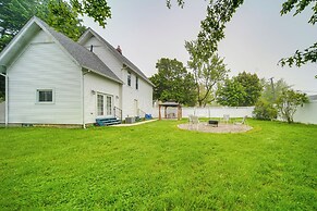 1 Block to Bridge Street: Lake Erie Vacation Home!