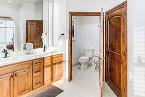 Mountain-view Condo in the Heart of Edwards!