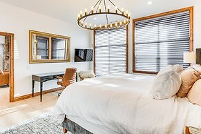 Mountain-view Condo in the Heart of Edwards!