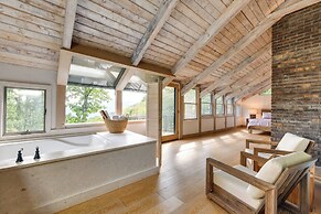Luxe Blue Ridge Mountain Retreat w/ Sauna + Creek!
