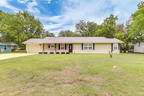 Lovely Tomball Home < 1 Mi to Dtwn + Pool Access!