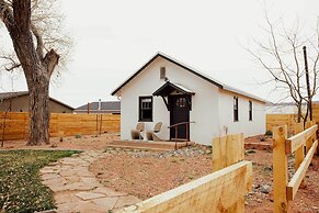 Modern Kanab Cottage w/ View < 1 Mi to Hiking!