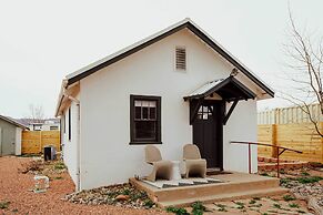 Modern Kanab Cottage w/ View < 1 Mi to Hiking!