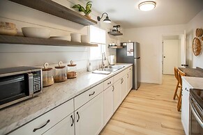 Modern Kanab Cottage w/ View < 1 Mi to Hiking!