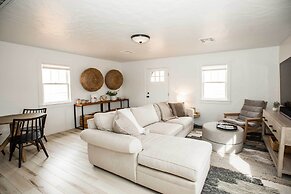 Modern Kanab Cottage w/ View < 1 Mi to Hiking!