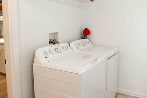 Modern Kanab Cottage w/ View < 1 Mi to Hiking!