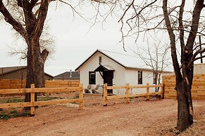 Modern Kanab Cottage w/ View < 1 Mi to Hiking!