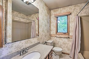 Pet-friendly New Auburn Apt w/ On-site Lake!