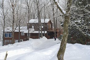 Pet-friendly New Auburn Apt w/ On-site Lake!