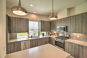 Bright & Spacious Houston Townhome: Near Dtwn