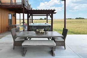 'the Copper Roost': Lake Texoma Escape w/ Hot Tub
