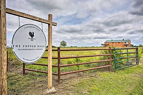 'the Copper Roost': Lake Texoma Escape w/ Hot Tub