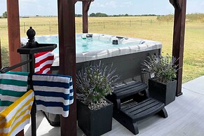 'the Copper Roost': Lake Texoma Escape w/ Hot Tub