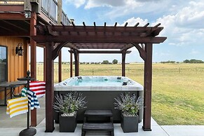 'the Copper Roost': Lake Texoma Escape w/ Hot Tub
