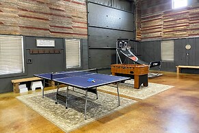 'the Copper Roost': Lake Texoma Escape w/ Hot Tub