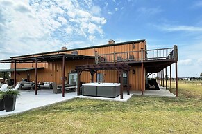 'the Copper Roost': Lake Texoma Escape w/ Hot Tub