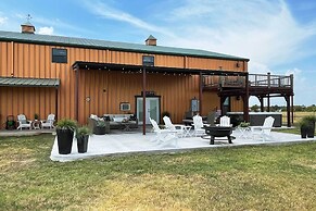 'the Copper Roost': Lake Texoma Escape w/ Hot Tub