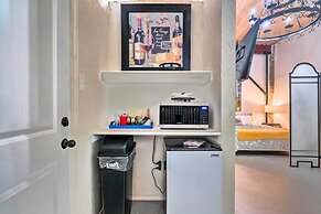 Ideally Located Vacation Rental Studio in Laredo!