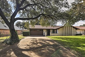 Granbury Getaway w/ Lake Views: 2 Mi to Downtown!