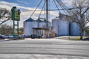 Waterfront Lake Dunlap Studio Cabin w/ Dock