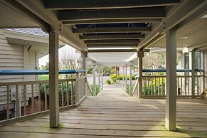 Ocean-view Island Condo w/ Pool: Pets Welcome!