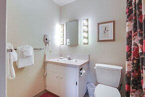 Lincoln City Condo: Pool Access, Walk to Beach!