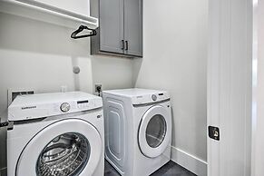 Modern Home w/ Yard: 2 Mi to Downtown Houston!