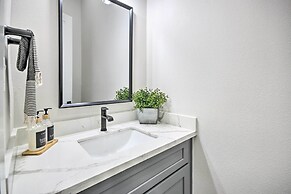 Modern Home w/ Yard: 2 Mi to Downtown Houston!