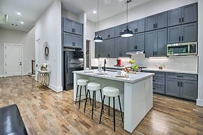 Modern Home w/ Yard: 2 Mi to Downtown Houston!