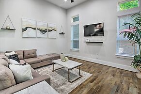 Modern Home w/ Yard: 2 Mi to Downtown Houston!