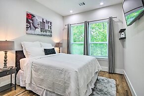 Modern Home w/ Yard: 2 Mi to Downtown Houston!