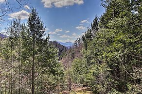 Secluded Cabin w/ Mtn Views - 3 Mi to Gatlinburg!