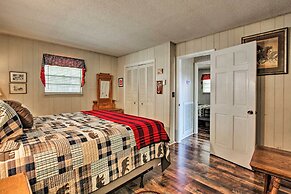 Quiet Cabin w/ Mountain Views ~ 3 Mi to Gatlinburg