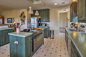 2 Furnished Decks & Lake Views: Austin Escape