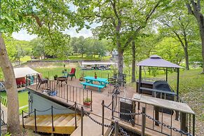 Grand Lake Cottage w/ Hot Tub in Eucha