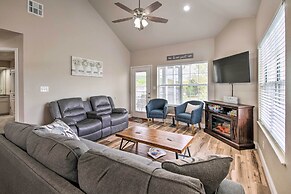 Cozy + Deluxe Branson Condo: Balcony & Pool Access
