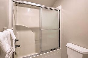 Cozy + Deluxe Branson Condo: Balcony & Pool Access