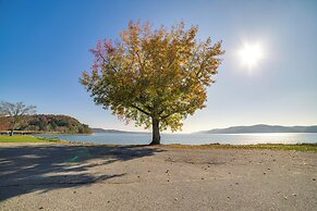 Waterloo Home: Walk to Pickwick Lake Fishing Pier!